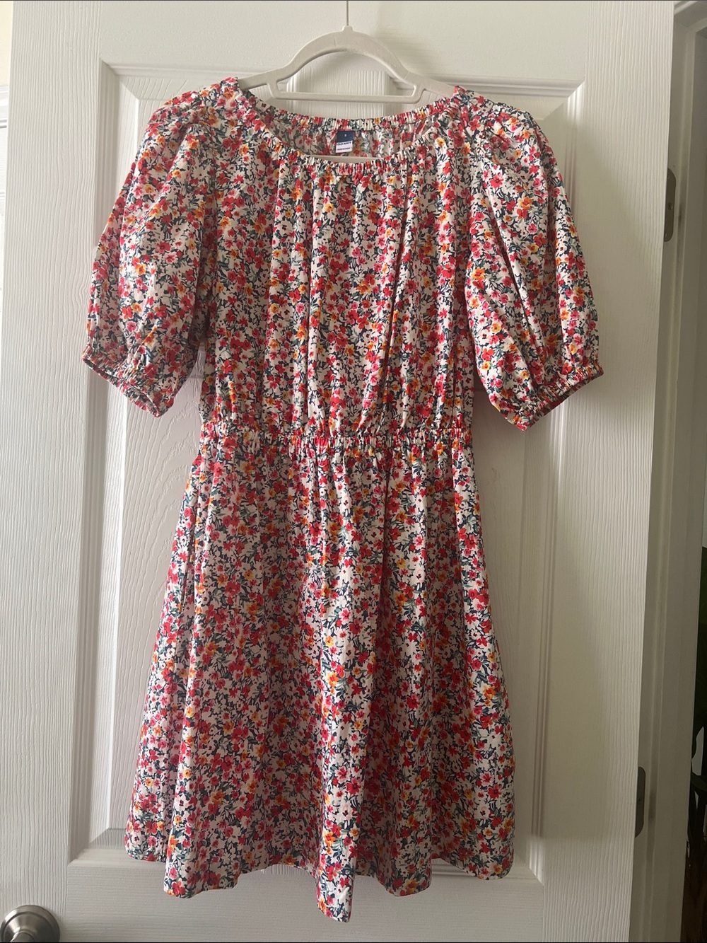 Floral Puff Sleeve Dress in Red, Pink & Green! Cute cut out in the back! ❤️